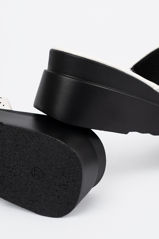 Chaussons ajourés à plateforme blancs