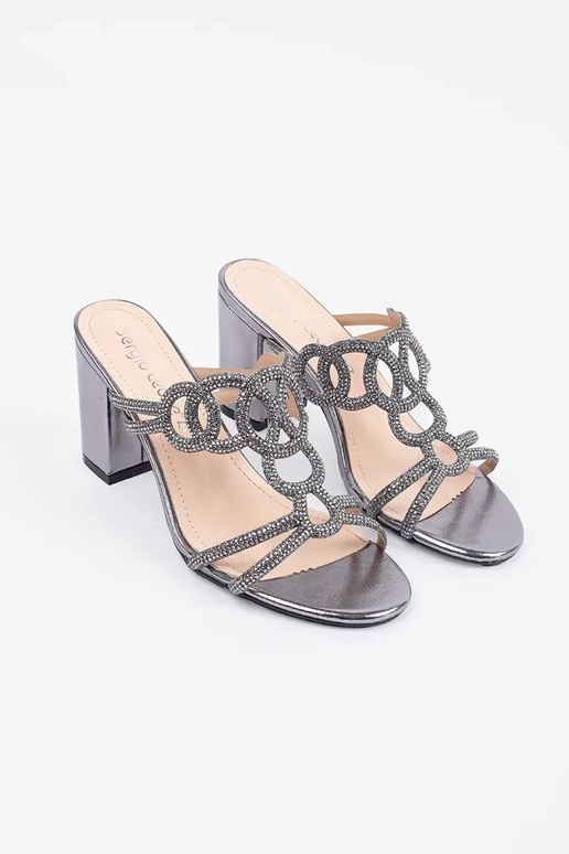 Chaussons couleur argent à talons... Chaussons couleur argent à talons...