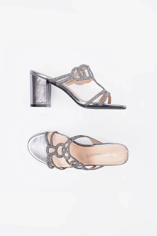 Chaussons couleur argent à talons... Chaussons couleur argent à talons...