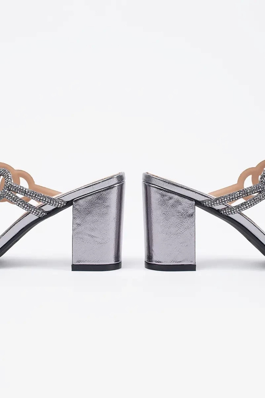 Chaussons couleur argent à talons... Chaussons couleur argent à talons...