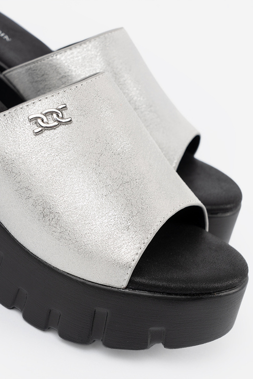 Pantoufles avec plateforme noire...