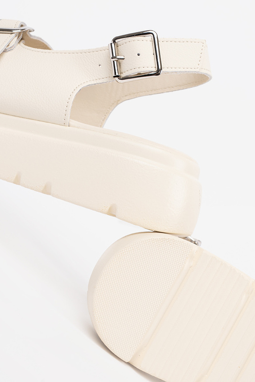 Sandales classiques couleur sable... Sandales classiques couleur sable...