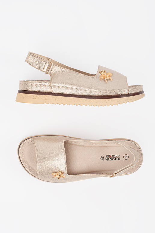 Sandales dorées avec plateforme et... Sandales dorées avec plateforme et...