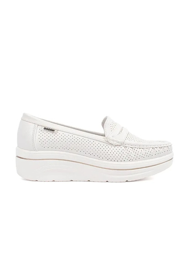 mocassins blancs sur...