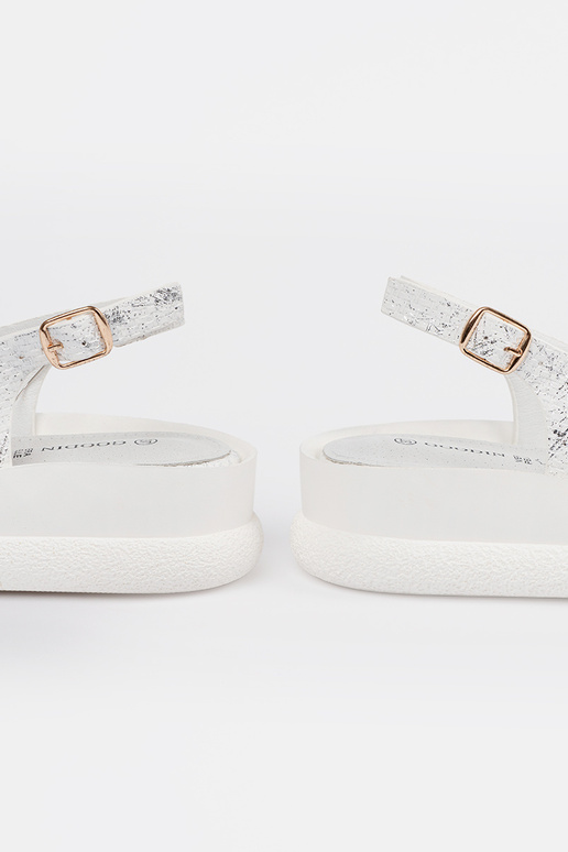 Sandales blanches avec décorations Sandales blanches avec décorations