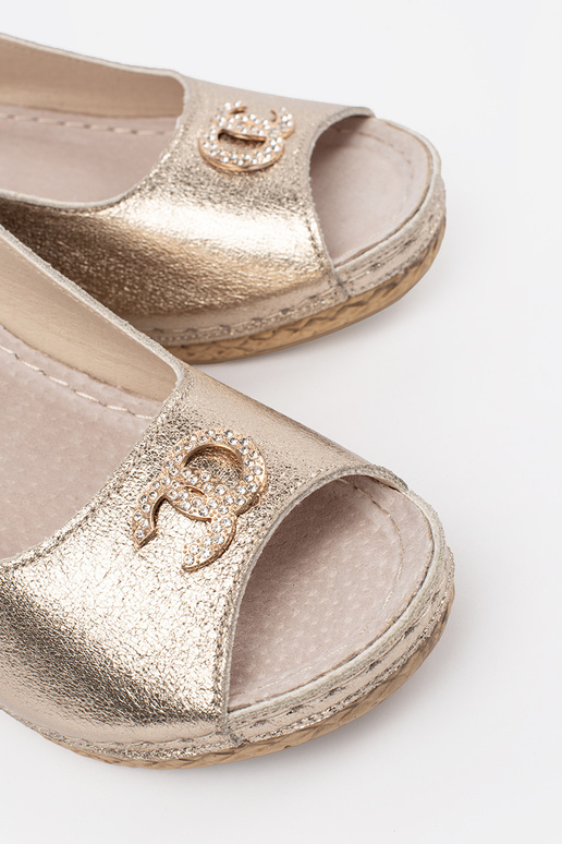 Sandales couleur or à talon avec boucle Sandales couleur or à talon avec boucle