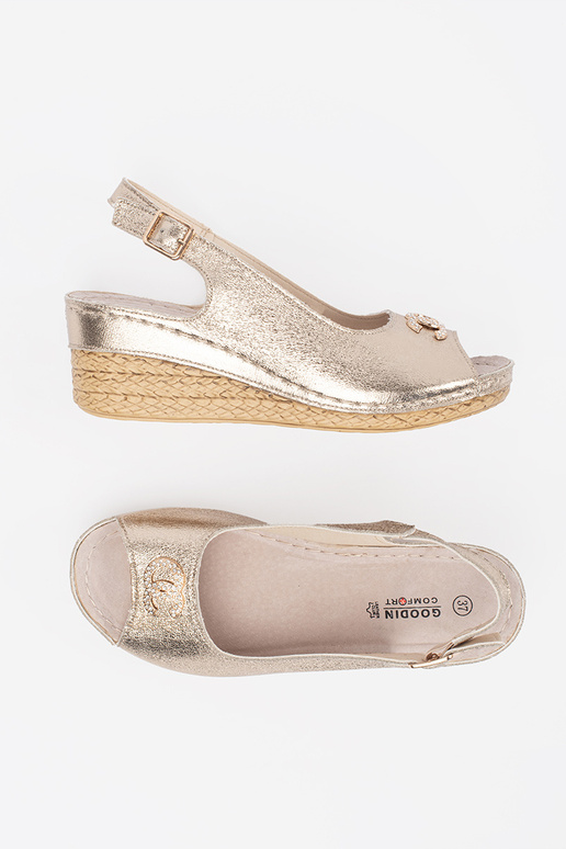 Sandales couleur or à talon avec boucle Sandales couleur or à talon avec boucle