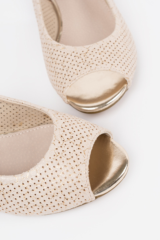 Sandales ajourées couleur ivoire à... Sandales ajourées couleur ivoire à...