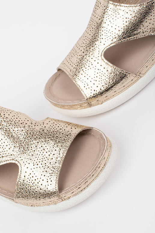 Sandales dorées sur plateforme claire Sandales dorées sur plateforme claire