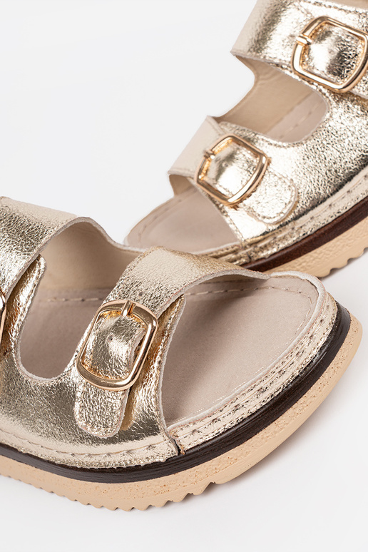 Sandales dorées avec des éléments dorés