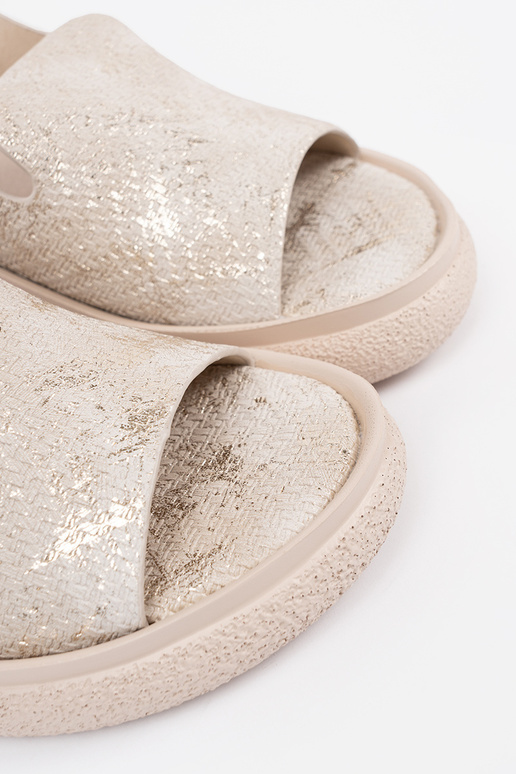 Sandales confortables couleur sable...