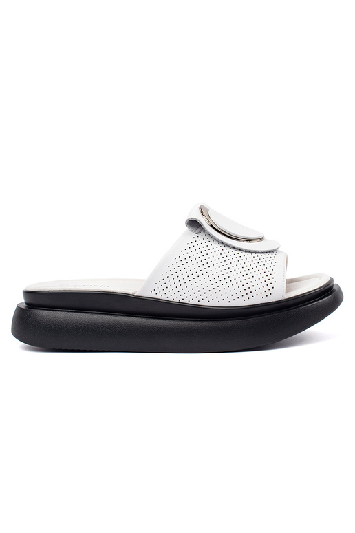 Chaussons blancs et noirs...