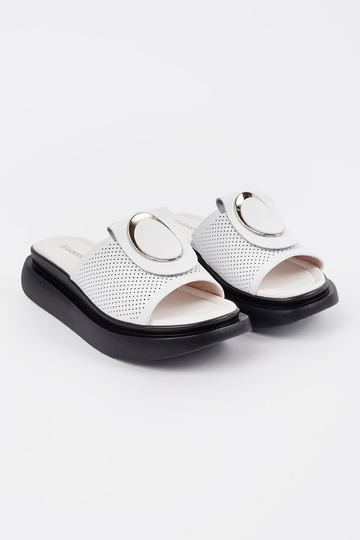 Chaussons blancs et noirs... 2