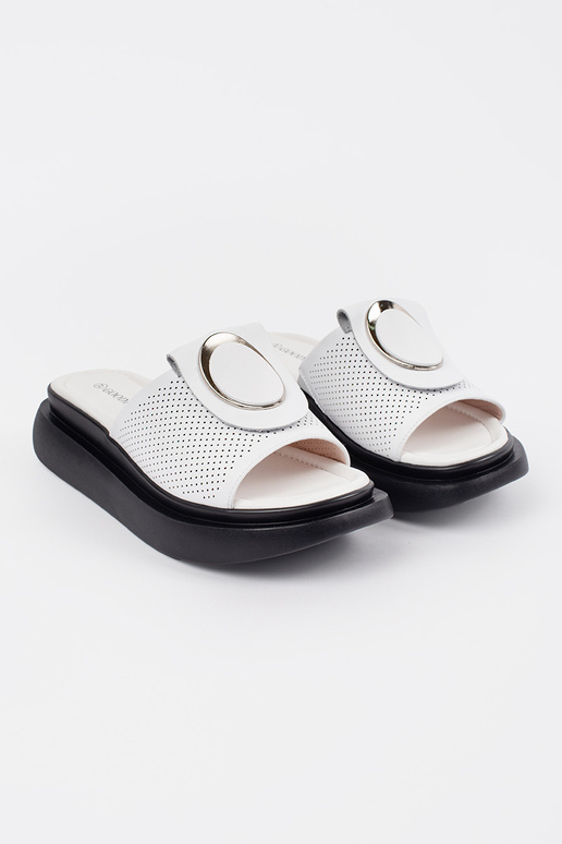 Chaussons blancs et noirs...