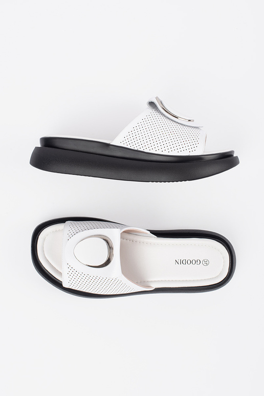 Chaussons blancs et noirs...