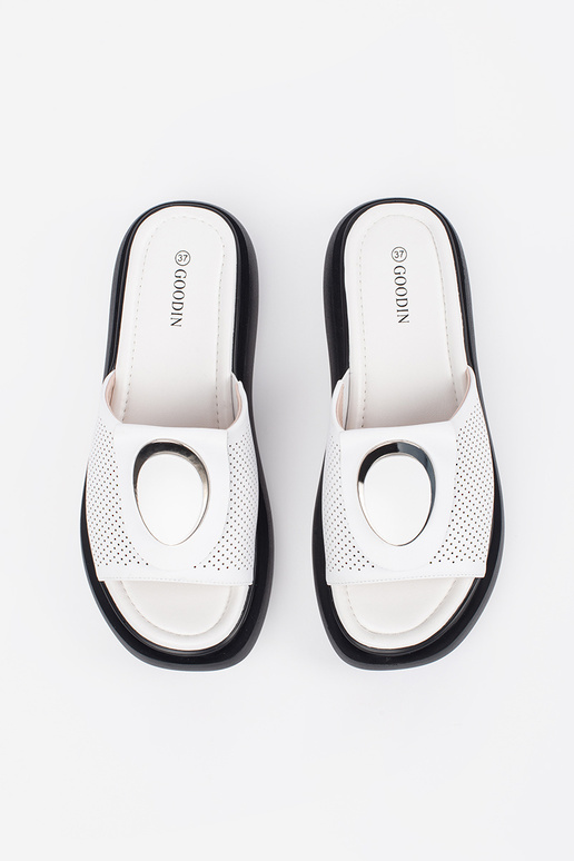 Chaussons blancs et noirs...