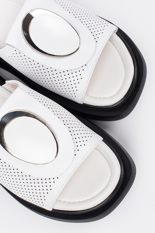 Chaussons blancs et noirs...