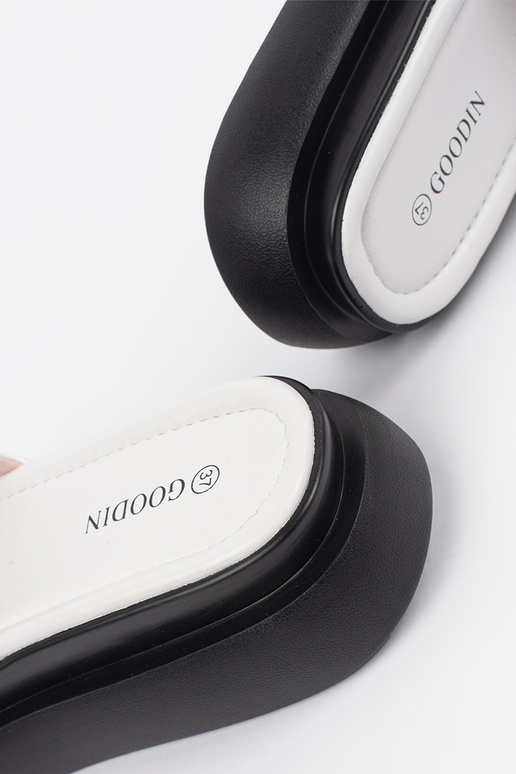 Chaussons blancs et noirs...