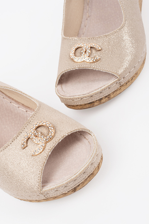 Sandales ivoire à talon compensé avec... Sandales ivoire à talon compensé avec...