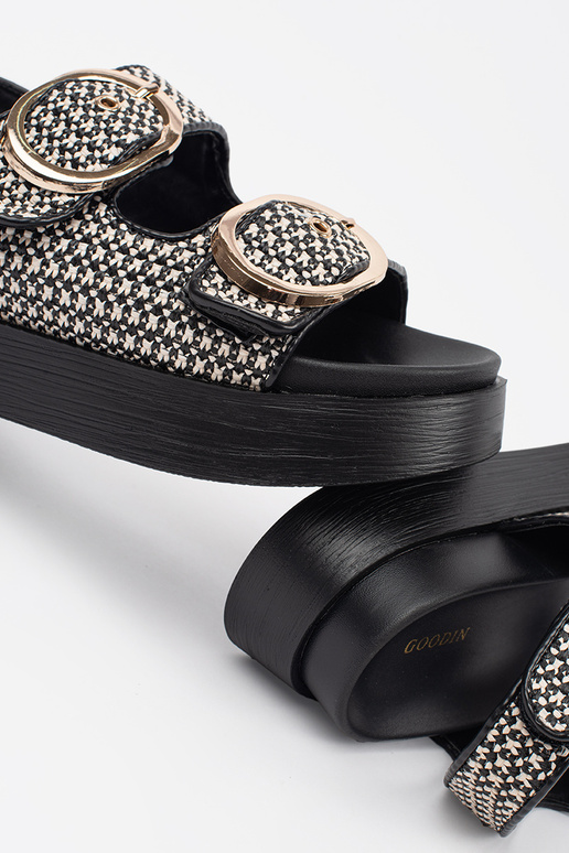 Sandales à plateforme en noirs à... Sandales à plateforme en noirs à...