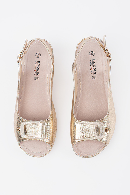 Sandales dorées à petit talon compensé
