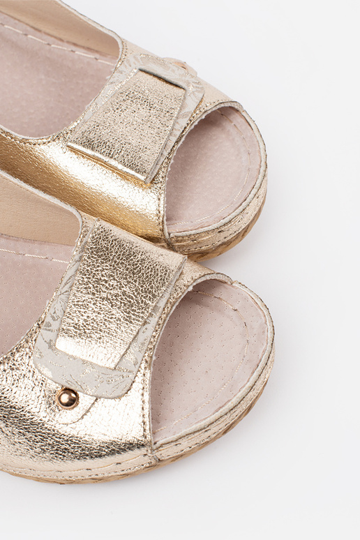 Sandales dorées à petit talon compensé