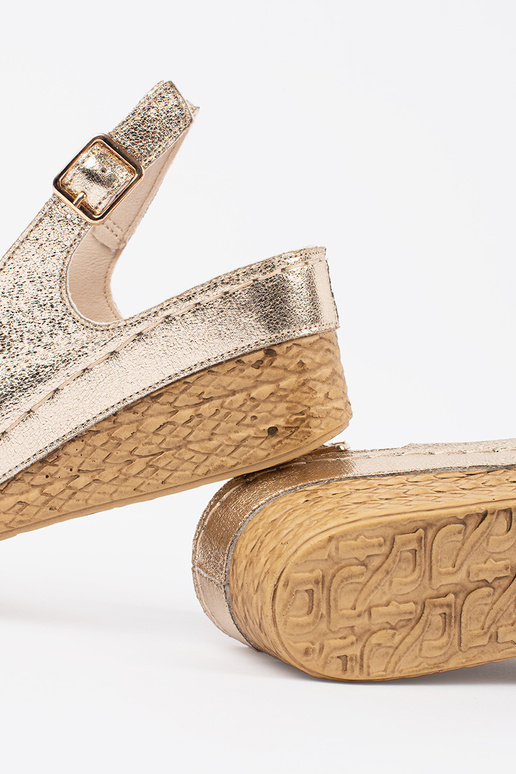 Sandales dorées à petit talon compensé