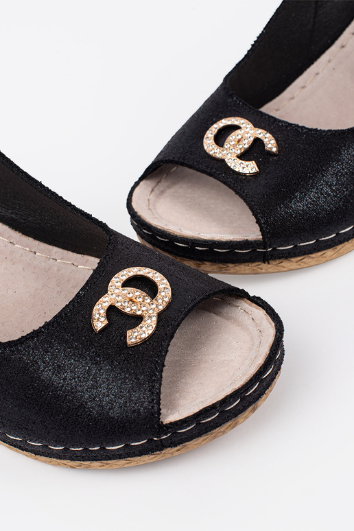 Sandales noires à talon compensé avec... Sandales noires à talon compensé avec...