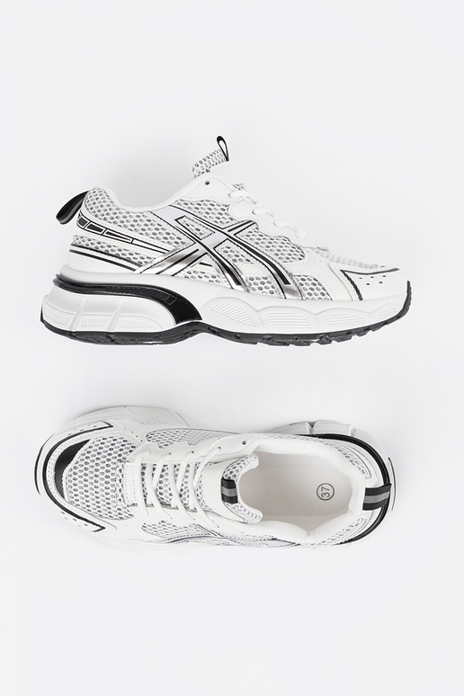 Baskets blanches et noires pour... Baskets blanches et noires pour...