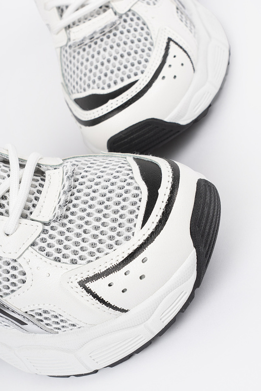 Baskets blanches et noires pour... Baskets blanches et noires pour...