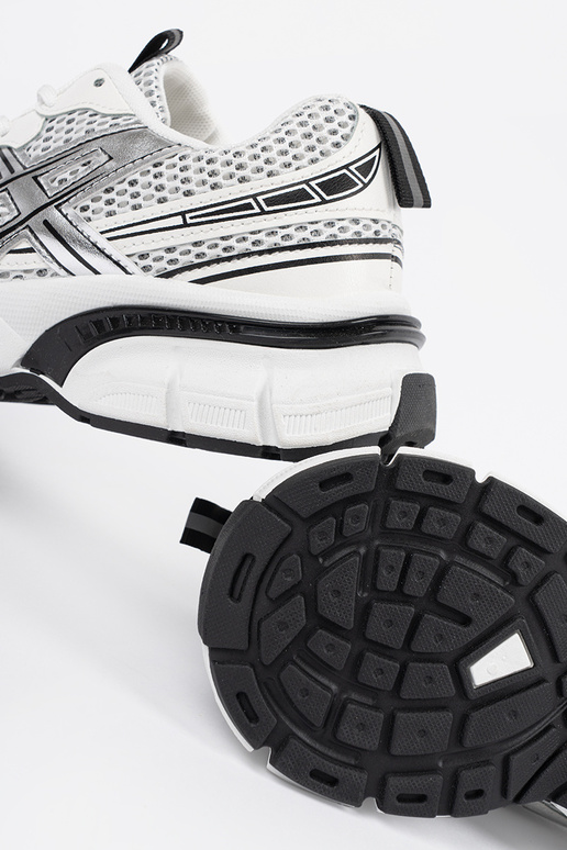 Baskets blanches et noires pour... Baskets blanches et noires pour...