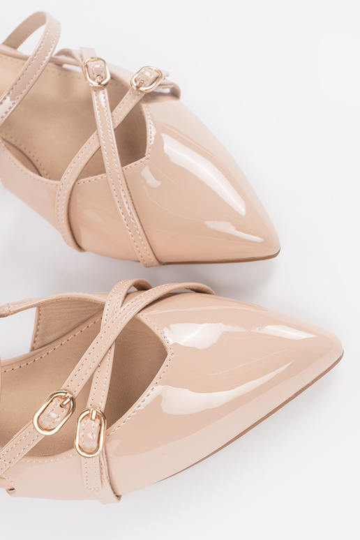 Escarpins vernis couleur sable pour... Escarpins vernis couleur sable pour...