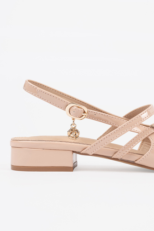 Escarpins vernis couleur sable pour... Escarpins vernis couleur sable pour...