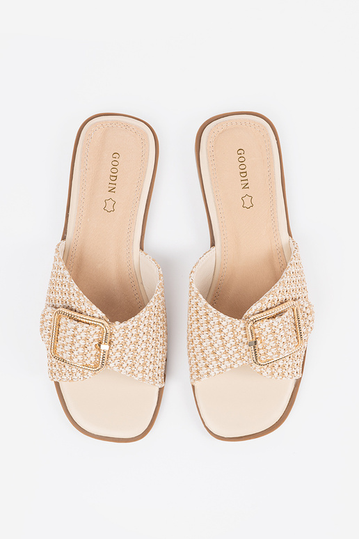 Chaussons couleur sable avec des boucles Chaussons couleur sable avec des boucles