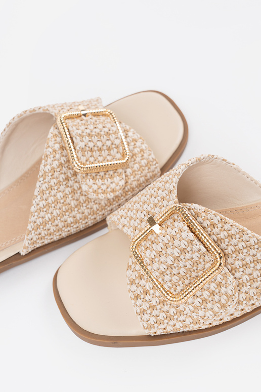 Chaussons couleur sable avec des boucles Chaussons couleur sable avec des boucles