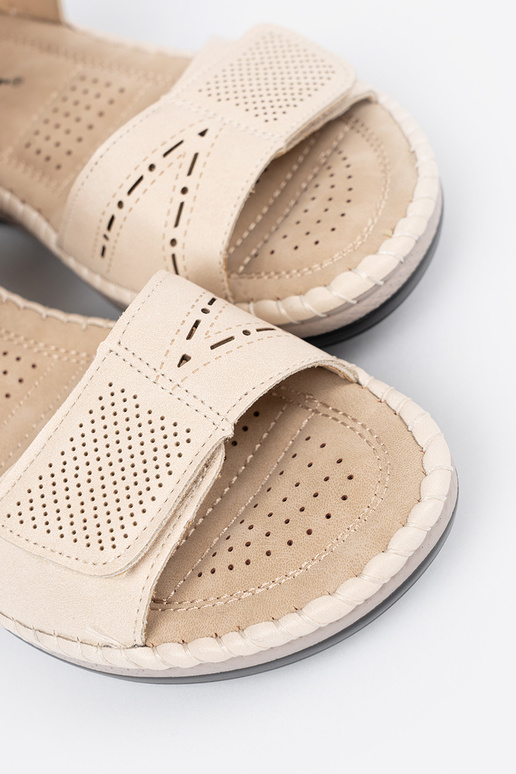 Sandales claires pour femmes de... Sandales claires pour femmes de...
