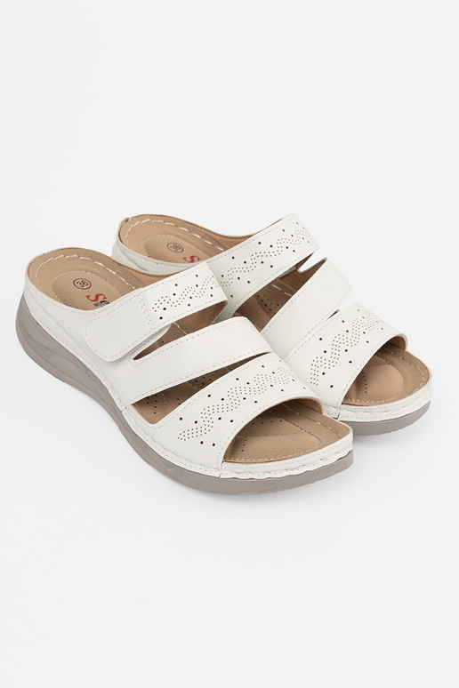 Chaussons sur une plateforme basse...