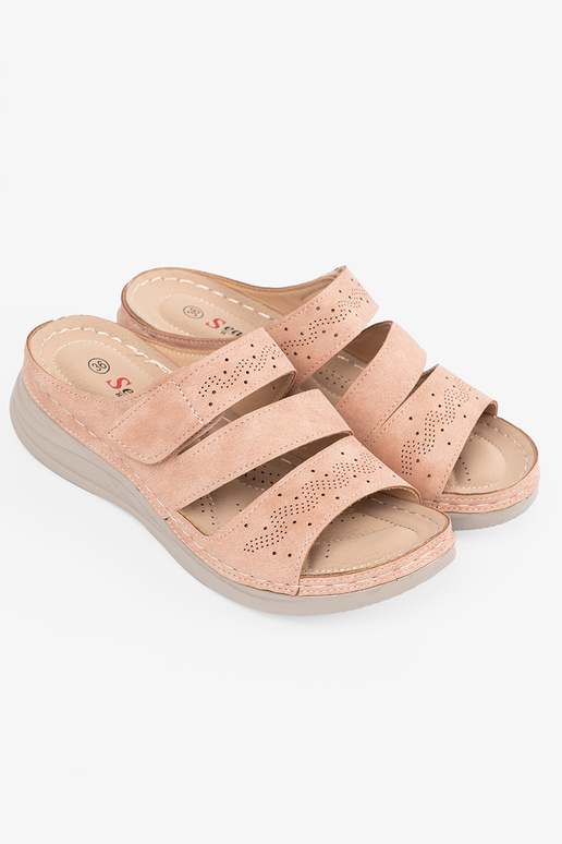 Chaussons sur une plateforme basse...