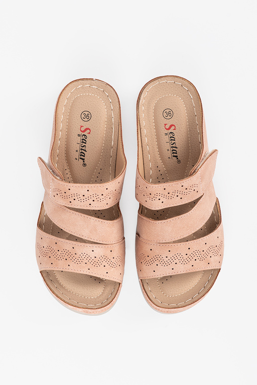 Chaussons sur une plateforme basse...