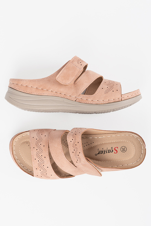 Chaussons sur une plateforme basse...