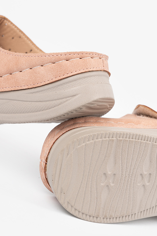 Chaussons sur une plateforme basse...