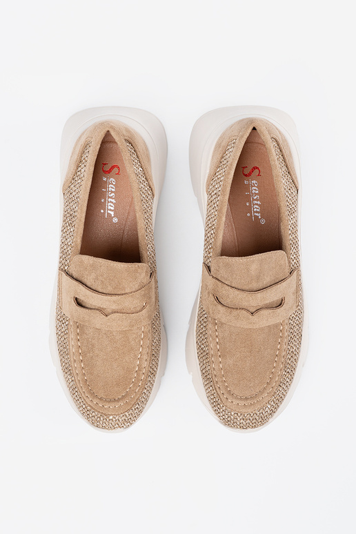 beige demi-chaussures sur une semelle... beige demi-chaussures sur une semelle...