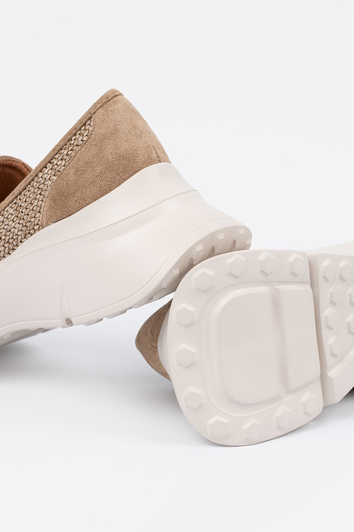 beige demi-chaussures sur une semelle... beige demi-chaussures sur une semelle...