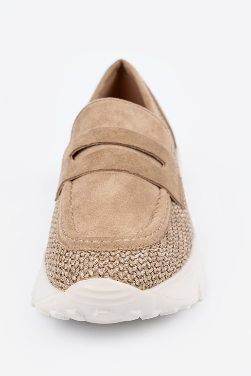 beige demi-chaussures sur une semelle... beige demi-chaussures sur une semelle...