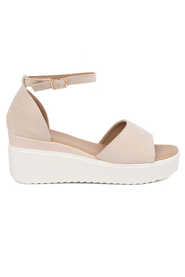 couleur ivoire des sandales...