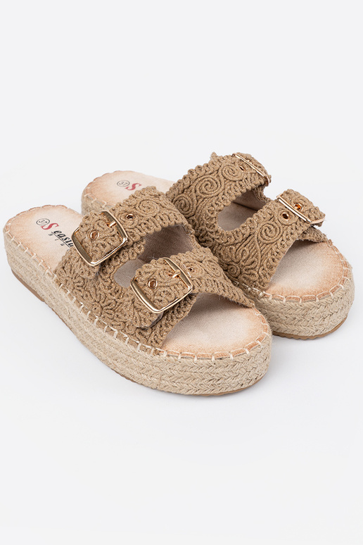 Chaussons beige tresser avec une... Chaussons beige tresser avec une...