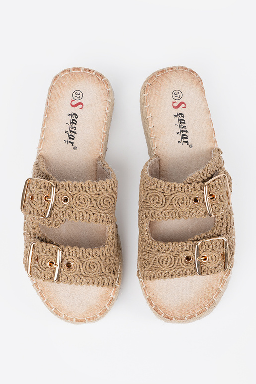 Chaussons beige tresser avec une... Chaussons beige tresser avec une...