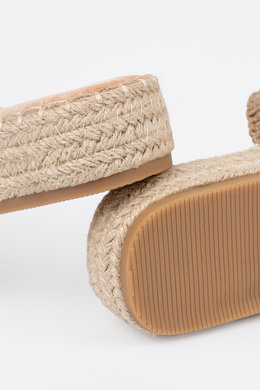 Chaussons beige tresser avec une... Chaussons beige tresser avec une...