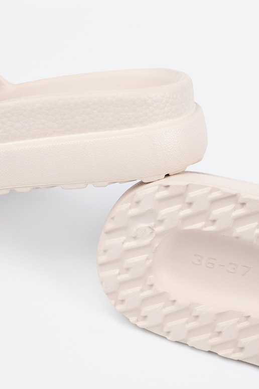 Chaussons femmes avec une plateforme...