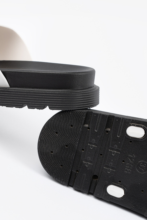 Chaussons blancs avec boucles en argent